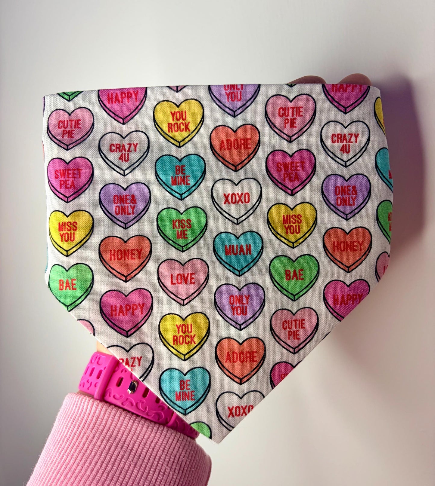 Elastic Scrunchie Dog Bandana – Valentines Candy Hearts Print – Easy Slip-On Overhead Neckwear